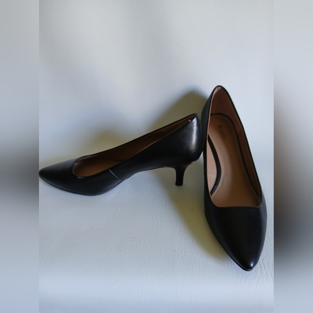 Metaphor Classic Black Kitten Heel Shoes Sz8.5M Pointed Toe Faux Leather